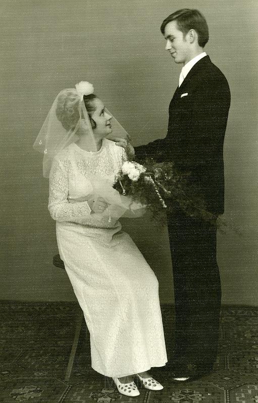 KKE 307.jpg - Kuzynka Zuzanny Wojciechowskiej (Szylkin) - Jadwiga Białek z mężem Ryszardem Białek. Zdjęcie ślubne Lidzbark Warmiński, lata 70 XX wieku.